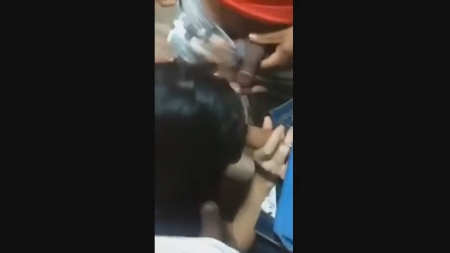 Латинка цедит три хуя в туалете клубешника фото